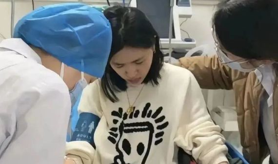 小杨哥徒弟小黄被曝赔不起天价违约金，吃药被抢救，本人回应来了
