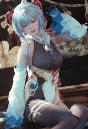 《原神》甘雨漫展COS：饱满的椰羊太喜欢，这颜值和身材简直惊了