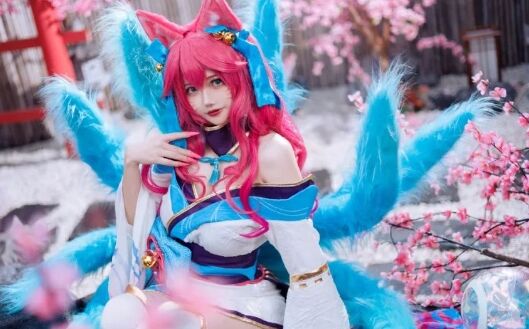 《英雄联盟》阿狸灵魂莲华COS: