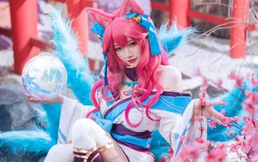 《英雄联盟》阿狸灵魂莲华COS: