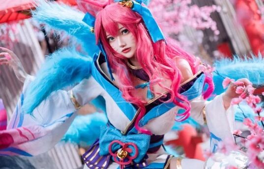 《英雄联盟》阿狸灵魂莲华COS: