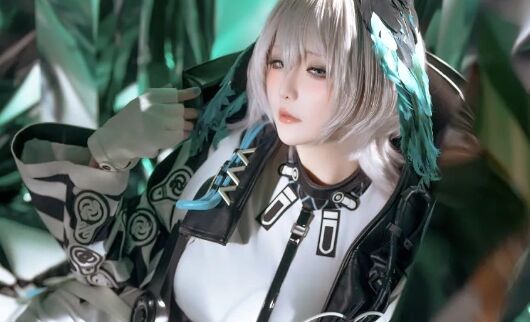 《明日方舟》霍尔海雅COS:音律联觉,历世流风,一起寻找希望之光