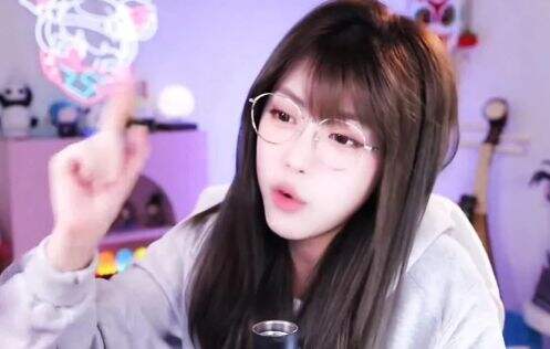 周淑怡直播对观众比手势,称因为努力学习手指都弯了,网友:谁信啊