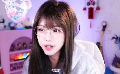 周淑怡直播对观众比手势,称因为努力学习手指都弯了,网友:谁信啊