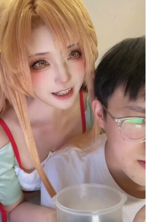 当你的女朋友长得像亚丝娜怎么办?可爱还粘人,多少男生恨得直咬牙