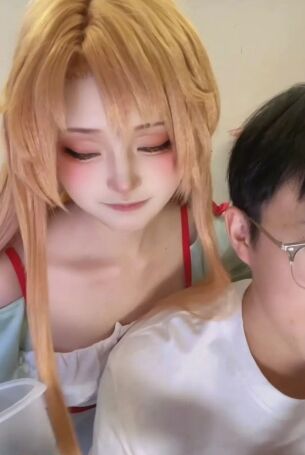 当你的女朋友长得像亚丝娜怎么办?可爱还粘人,多少男生恨得直咬牙