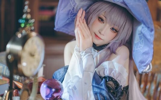 《崩坏星穹铁道》大黑塔COS:帽子尖尖,皮肤白白,可爱的天才美女