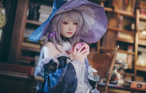 《崩坏星穹铁道》大黑塔COS:帽子尖尖,皮肤白白,可爱的天才美女