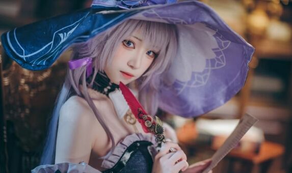 《崩坏星穹铁道》大黑塔COS:帽子尖尖,皮肤白白,可爱的天才美女