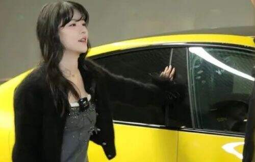 沫子试驾好友小米su7,袜子缺口引热议,网友:有钱人这么节省吗