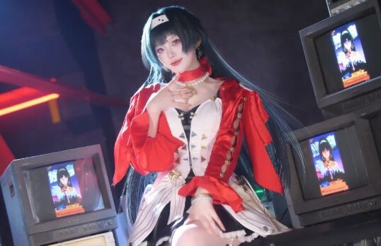《绝区零》耀嘉音+伊芙琳COS:大小姐和她的保镖,惺惺相惜,CP感太强