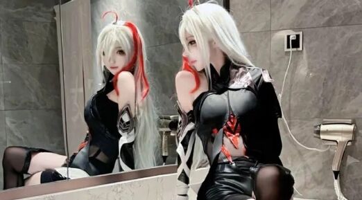 《王者荣耀》影COS:高挑身材+绝美颜值,黑衣白发造型还原度满分