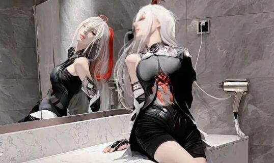 《王者荣耀》影COS:高挑身材+绝美颜值,黑衣白发造型还原度满分