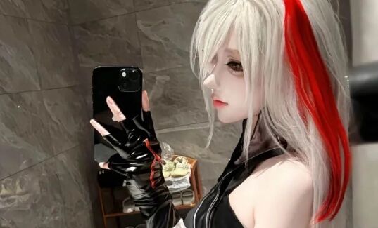 《王者荣耀》影COS:高挑身材+绝美颜值,黑衣白发造型还原度满分