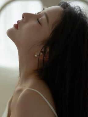 榜一大哥给女主播送礼果反被删好友，冲到直播间对峙，对方直接泪崩