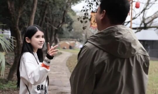狗头萝莉录综艺首日,素颜形象太美,清纯气质绝佳,网友:越来越好了