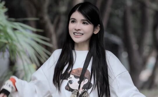 狗头萝莉录综艺首日,素颜形象太美,清纯气质绝佳,网友:越来越好了