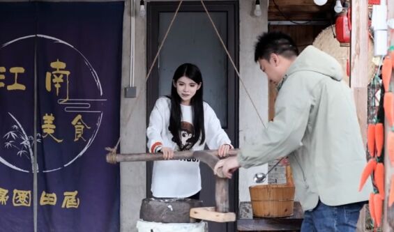 狗头萝莉录综艺首日,素颜形象太美,清纯气质绝佳,网友:越来越好了