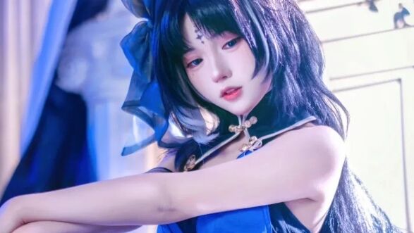 《鸣潮》秧秧典藏版COS:黑袜蓝衣气质超绝,看板美女含金量太高