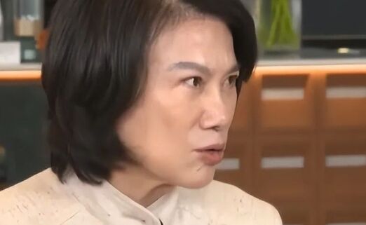 董明珠暗讽雷军，直播间公开痛批，称“有人靠价格低成了领导者”