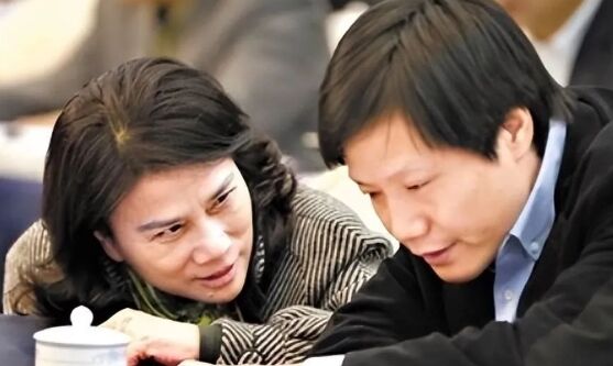 董明珠暗讽雷军，直播间公开痛批，称“有人靠价格低成了领导者”