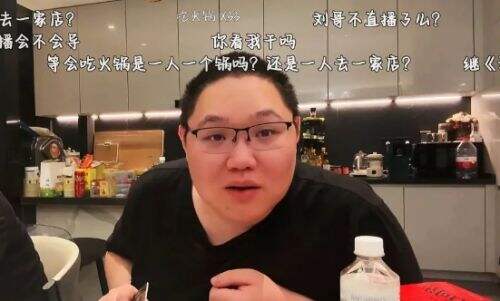 PDD停播一年再度复播，直播玩桌游遭超管封号，网友：太欺负人了