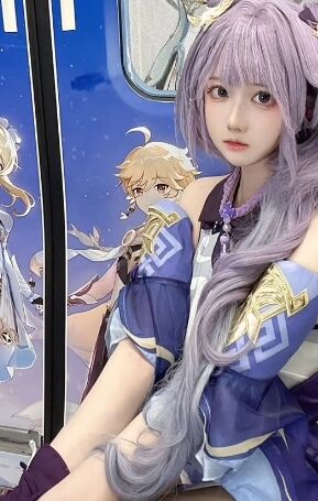 地铁惊现《原神》刻晴COS:黑袜紫发太引人注目,双马尾可爱度拉满
