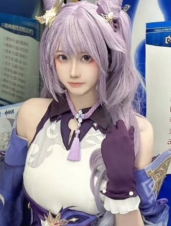 地铁惊现《原神》刻晴COS:黑袜紫发太引人注目,双马尾可爱度拉满