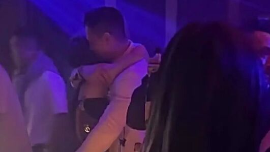 胡杏儿老公被曝与多位女子搂抱,结婚10年曾被称娱乐圈“模范夫妻”