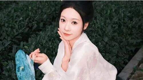 抖音吴柳芳再度回归，账号恢复更新，掉粉超600万，首视频风格大变