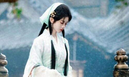 鞠婧祎又变脸，新剧照路人图曝光，锥子鼻尖下巴，网友：太夸张了
