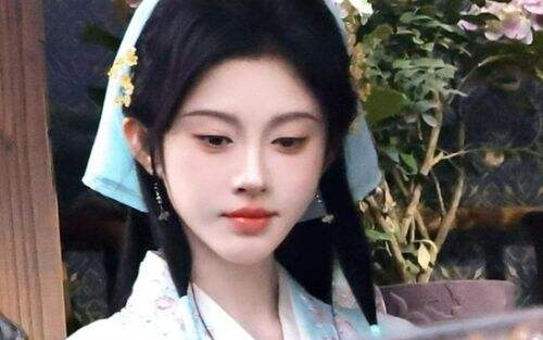 鞠婧祎又变脸，新剧照路人图曝光，锥子鼻尖下巴，网友：太夸张了