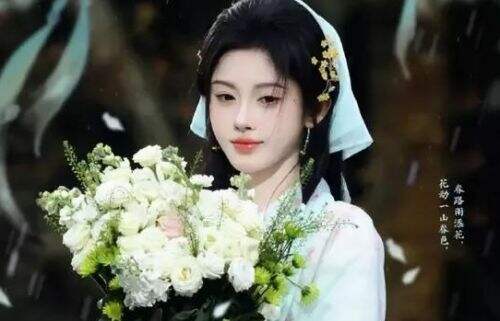 鞠婧祎又变脸，新剧照路人图曝光，锥子鼻尖下巴，网友：太夸张了