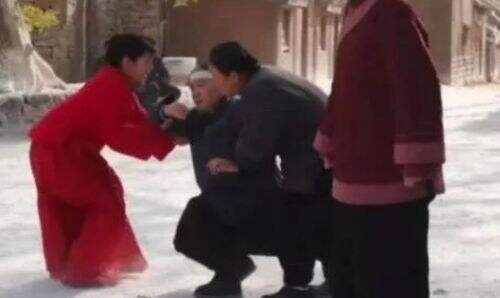 杨幂新剧《生万物》3月开播，她终于卸下偶像包袱，转型乡村妇女