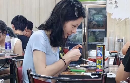 网友线下偶遇百万粉女网红,线下邋遢土气落差太大,网友:都是假的