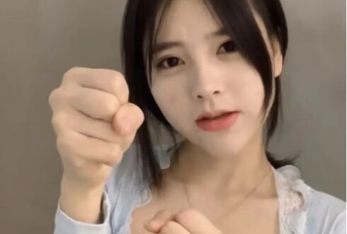网友线下偶遇百万粉女网红,线下邋遢土气落差太大,网友:都是假的