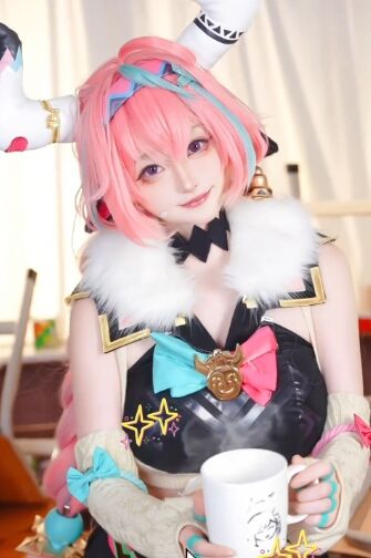 《原神》瓦蕾莎COS:贪吃牛牛太可爱,粉发呆萌难拒绝,简直像棉花糖