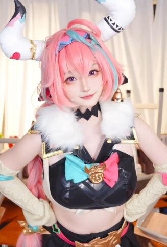 《原神》瓦蕾莎COS:贪吃牛牛太可爱,粉发呆萌难拒绝,简直像棉花糖