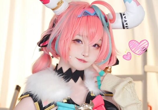 《原神》瓦蕾莎COS:贪吃牛牛太可爱,粉发呆萌难拒绝,简直像棉花糖
