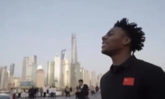 网红甲亢哥在上海被“贴脸开大”,众人齐唱大张伟歌曲,太欢乐了