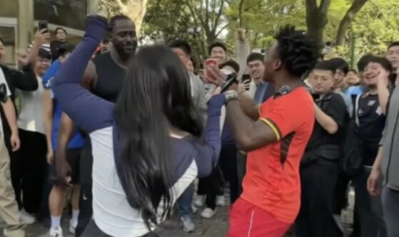 网红甲亢哥在上海被“贴脸开大”,众人齐唱大张伟歌曲,太欢乐了