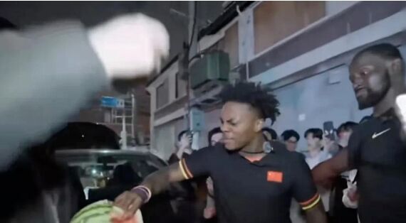 网红甲亢哥在上海被“贴脸开大”,众人齐唱大张伟歌曲,太欢乐了