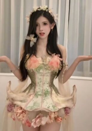 狗头萝莉COS花仙子,搭配手势舞魅力十足,网友调侃:回归老本行?