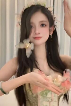 狗头萝莉COS花仙子,搭配手势舞魅力十足,网友调侃:回归老本行?