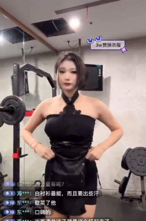 女主播直播太会整活！高跟鞋深蹲、女仆装举铁惊呆网友