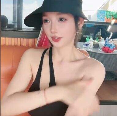 米娜三亚泳装直播引热议：身材太火辣，水上项目陷