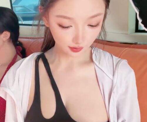 米娜三亚泳装直播引热议：身材太火辣，水上项目陷